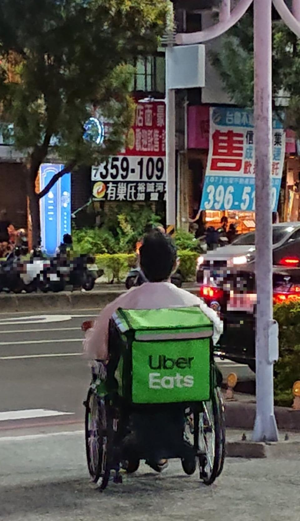 輪椅鬥士穿越馬路送餐，讓同行感到相當心疼。（圖／翻攝自臉書社團「UberEats台灣」）