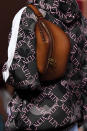 <p>El cuero de las riñonera de la colección de Valentino convierte este tipo de bolso en un accesorio muy chic, aunque igual, todo cambia si te atreves a llevarlo al hombro. Foto: Pascal Le Segretain/Getty Images </p>