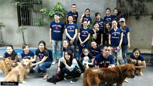 香港愛狗社社員至照生協會當志工協助照顧三峽狗園流浪狗。（圖：照生會提供）