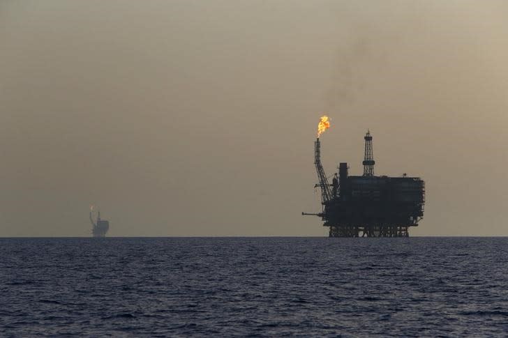 Offshore oil platforms are seen at the Bouri Oil Field off the coast of Libya August 3, 2015.REUTERS/Darrin Zammit Lupi