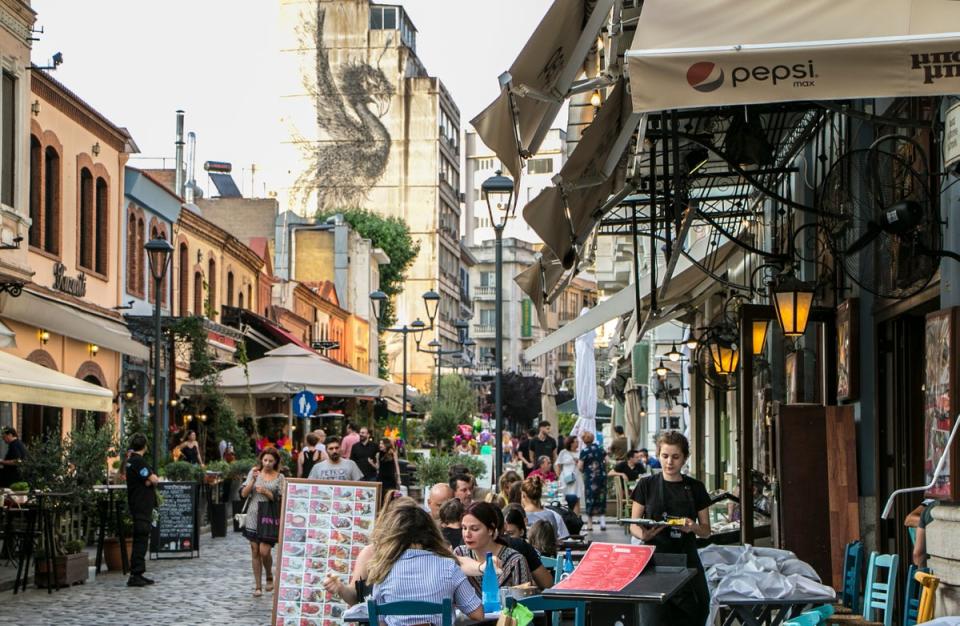 Locals dining outside in Thessaloniki (Greece National Tourism Organisation)