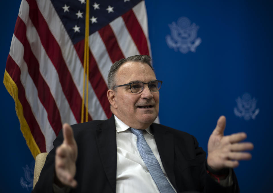 Benjamin Ziff, encargado de negocios de la embajada de Estados Unidos en Cuba, habla durante una entrevista con The Associated Press en La Habana, Cuba, el miércoles 31 de mayo de 2023. (AP Foto/Ramón Espinosa)