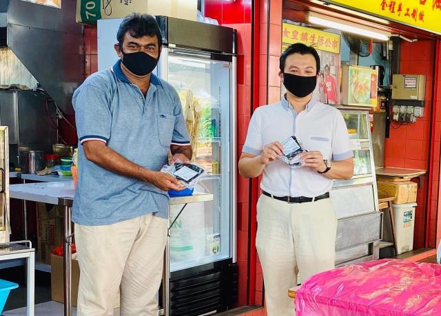 Tanjong Pagar GRC Member of Parliament Chia Shi-Lu visiting Alexandra Village Food Centre to hand out face masks to hawkers. (PHOTO: Chia Shi-Lu/Facebook)
