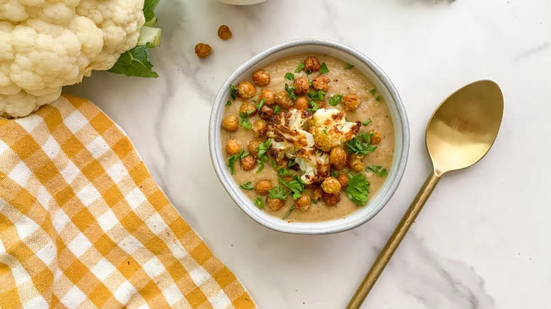 Creamy-Yet-Vegan Roasted Garlic Cauliflower Soup