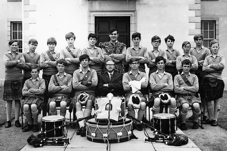 Luca (el último de abajo, a la derecha) en Gordonstoun, el colegio pupilo al que fue en Escocia. Se escapó antes de terminar quinto año