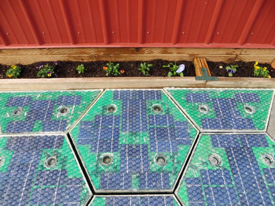 Detalle de los paneles solares hexagonales fabricados por Solar Roadways. (AP Foto/Solar Roadways)