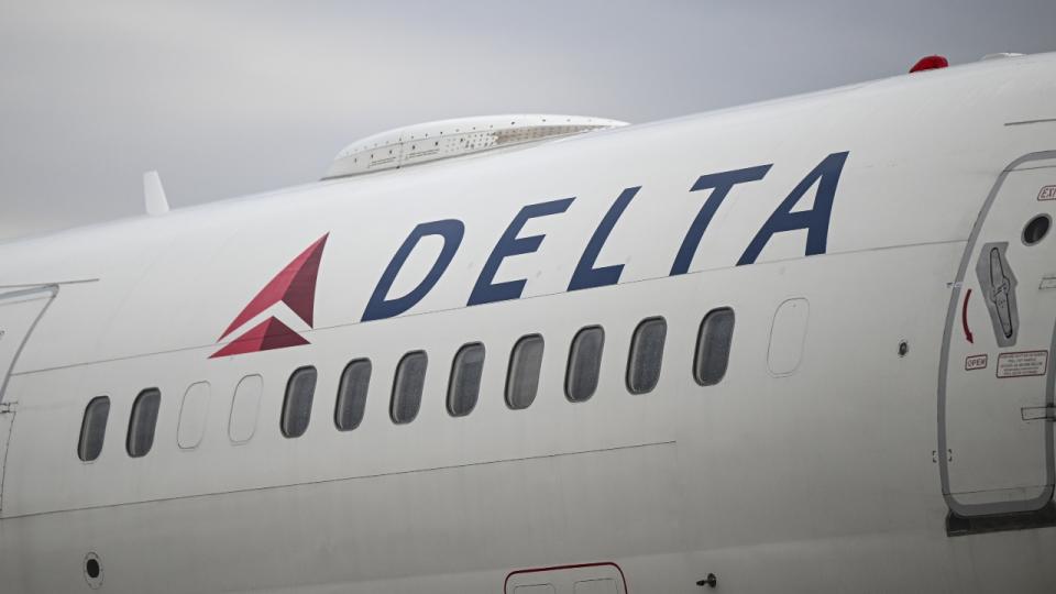 El logotipo de Delta Air Lines en un avión