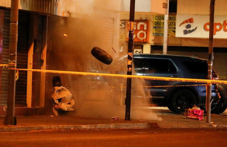 Una vista de una explosión controlada de un artefacto explosivo dejado fuera del lugar de la manifestación donde el candidato presidencial ecuatoriano Fernando Villavicencio fue asesinado en un evento de campaña en Quito, Ecuador