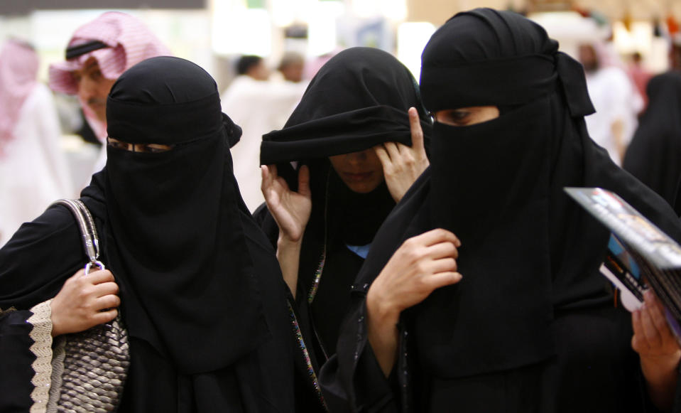 Las mujeres saudíes tienen muy pocas libertades. (AP Photo/Hassan Ammar, File)