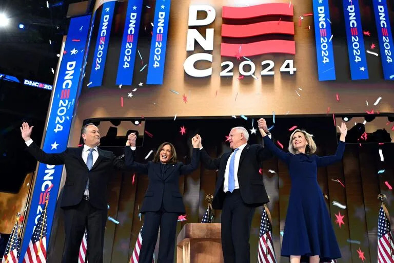 Kamala Harris y su marido, , Douglas Emhoff, junto a Tim Walz y su mujer, Gwen Walz, en el último día de la Convención Nacional Demócrata en Chicago, Illinois, el 22 de agosto de 2024