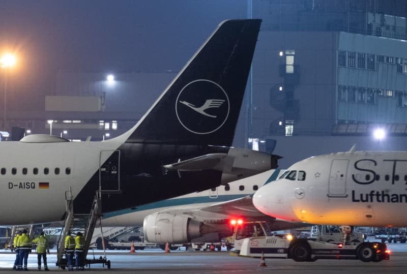 Passenger planes are parked at Frankfurt Airport. Boris Roessler/dpa