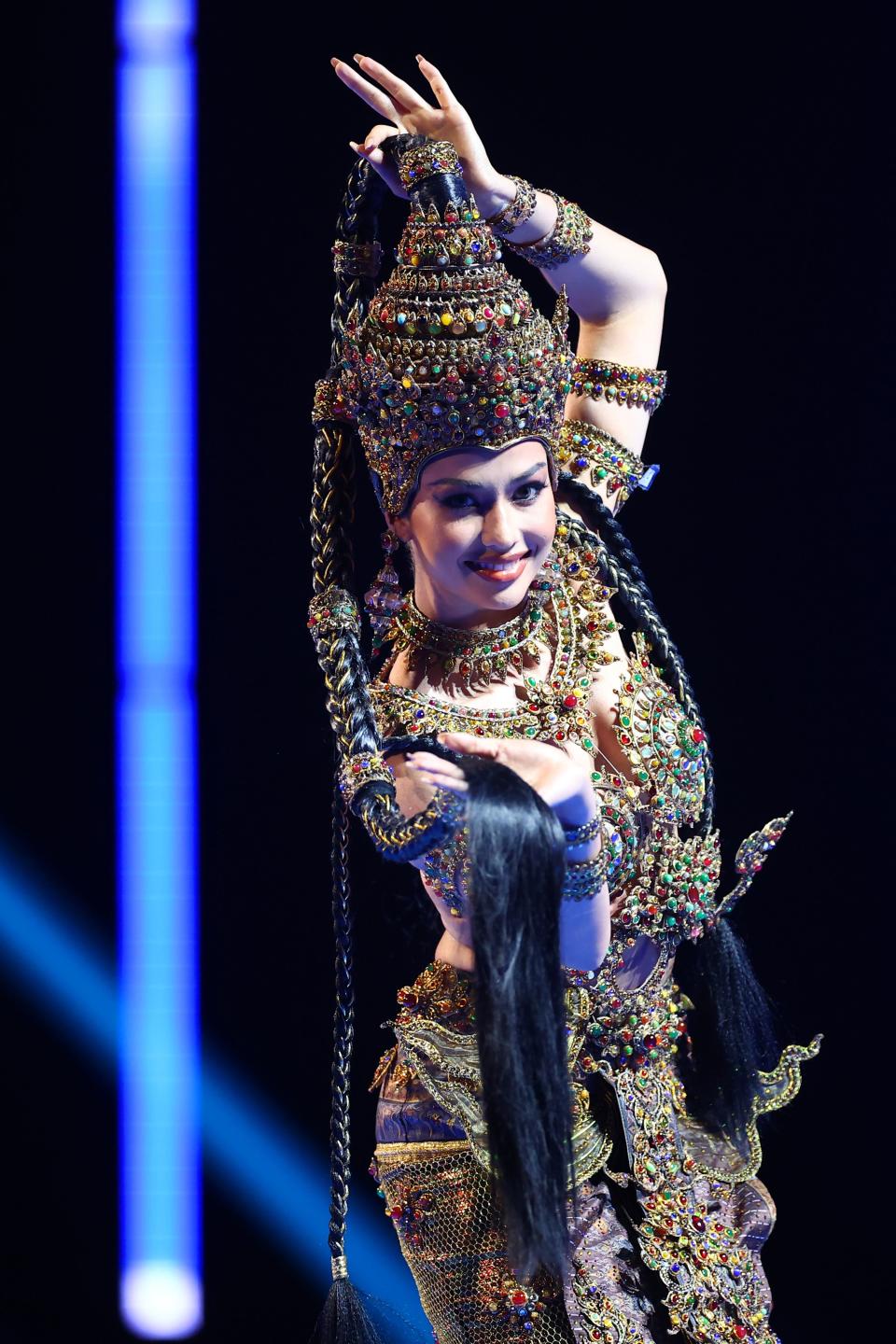 Miss Tailandia, Anntonia Porsild, con un traje intrincadamente elaborado. (Héctor Vivas/Getty Images)