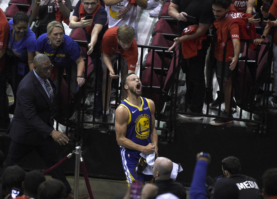 Stephen Curry, de los Warriors de Golden State, festeja al abandonar la cancha tras eliminar a los Rockets de Houston, el viernes 10 de mayo de 2019 (AP foto/Eric Christian Smith)