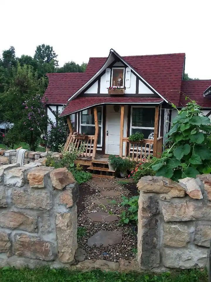 Storybook Crooked House (West Virginia)