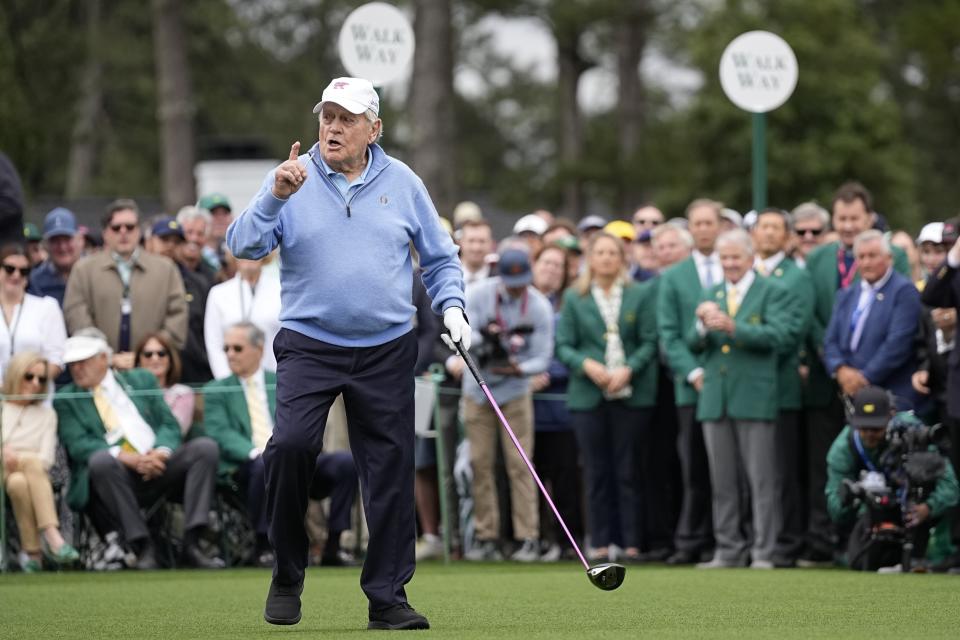 Jack Nicklaus, hace un gesto antes de realizar el tee ceremonial del Masters de Augusta, el jueves 11 de abril de 2024 (AP Foto/George Walker IV)