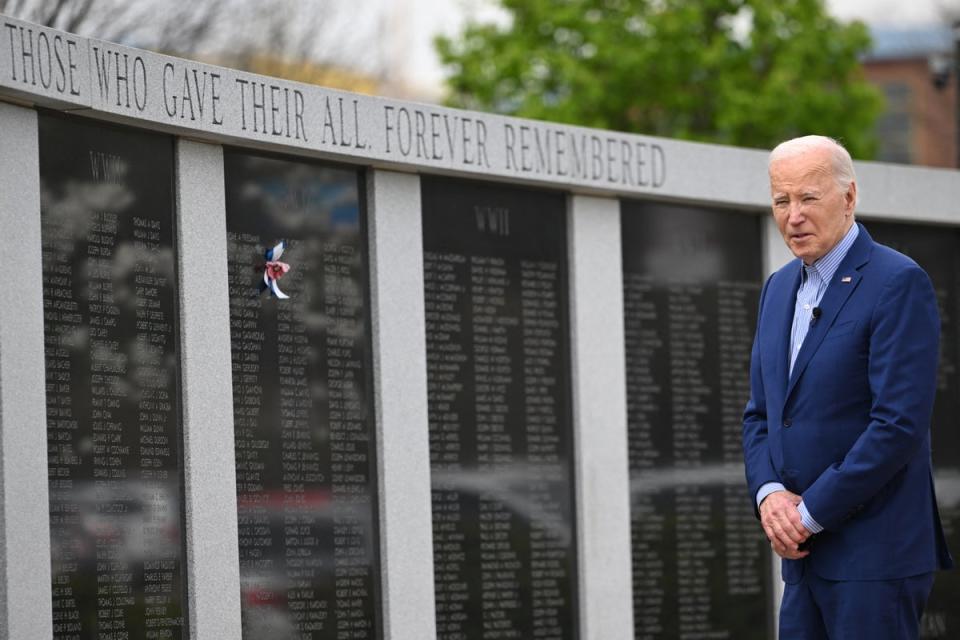 Joe Biden visitó un monumento conmemorativo de la guerra durante una visita a Scranton, Pensilvania, el miércoles (AFP via Getty Images)
