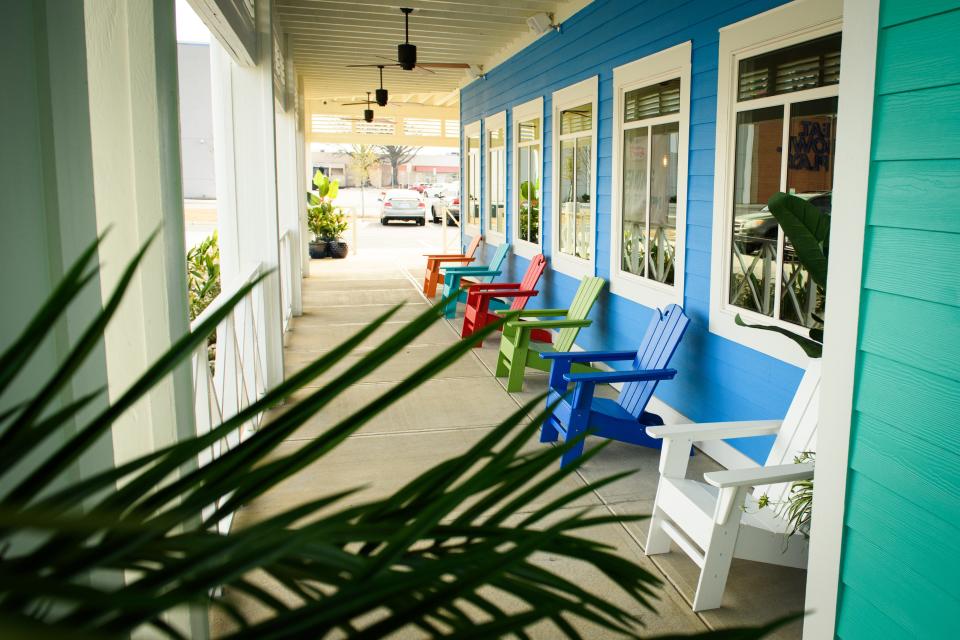 Bahama Breeze at Cross Creek Mall offers 25 outdoor tables.