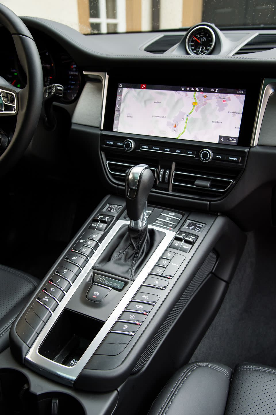 <p>Like the lower tiered Macans, a high-resolution 10.9-inch touchscreen interface sits proud in the center of the Turbo's dash.</p>