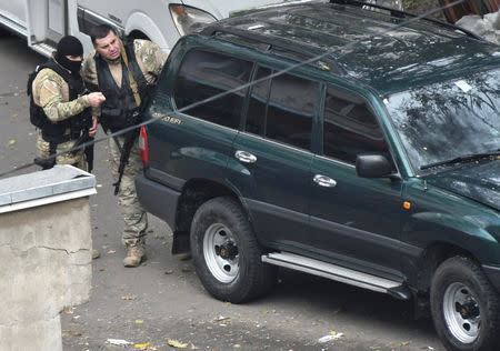 Members of Georgian security forces attend an operation to apprehend people suspected of terrorism according to local media, in Tbilisi, Georgia November 22, 2017. REUTERS/Irakli Gedenidze