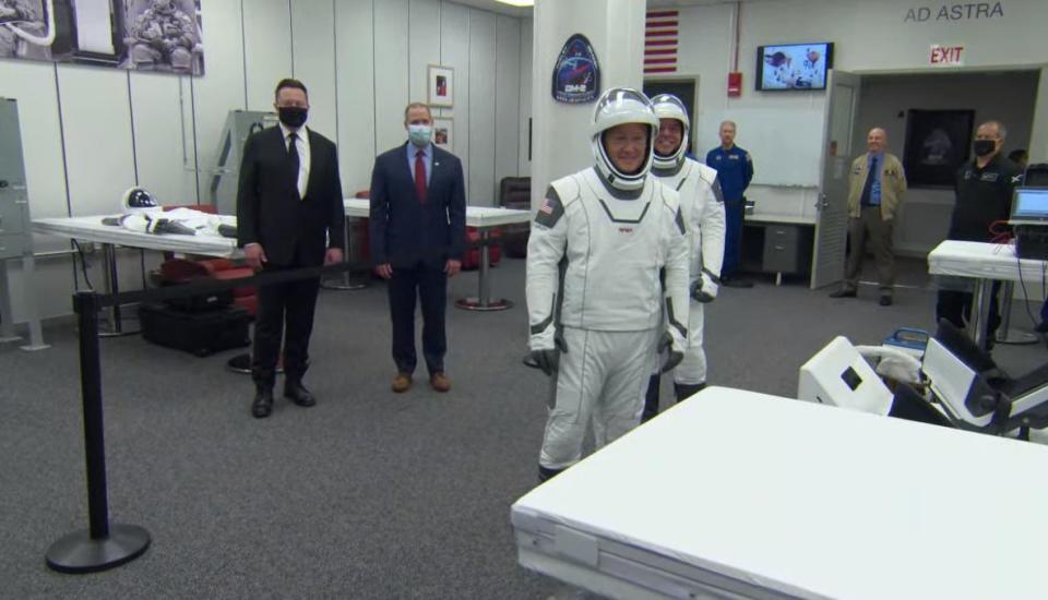 Los astronautas Doug Hurley y Bob Behnken con los trajes espaciales en el OBC | imagen NASA/SpaceX