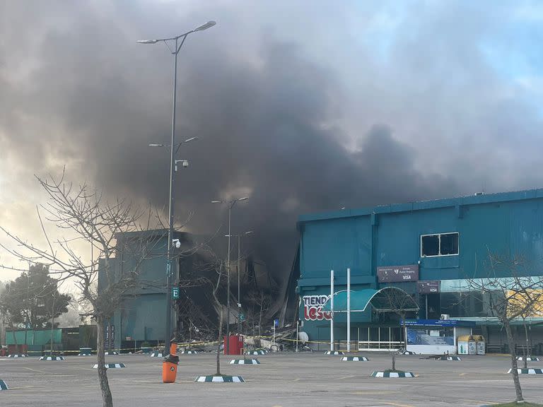 El sábado durante la madrugada se produjo un incendio en el hipermercado y las llamas todavía no han sido controladas