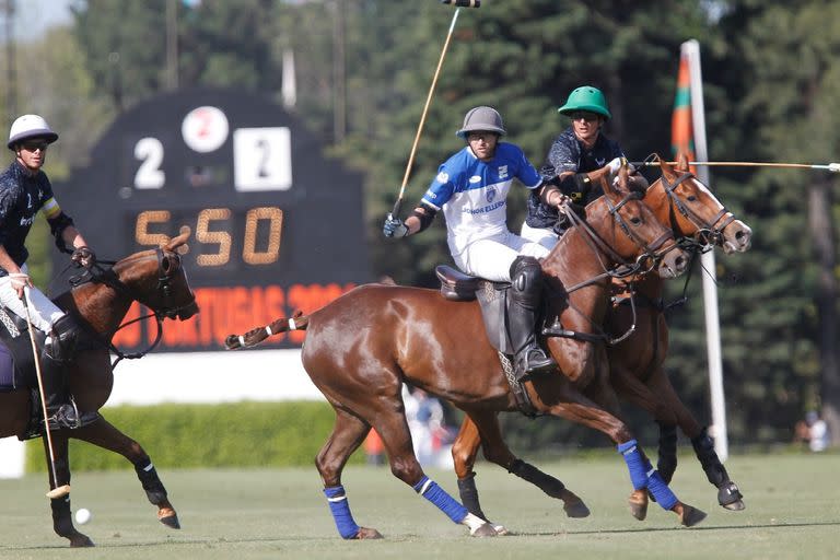 Haciendo lo que hace un número 2 de polo: enfrascarse en la marca con dinámica; Torres Zavaleta, entre Alfredo Bigatti y Juan Britos, de La Ensenada.