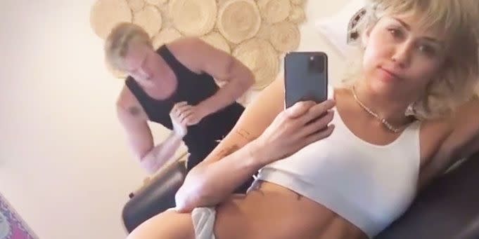 Miley Cyrus&#39; Abs Are Popping In Her Latest Instagram Story With Boyfriend Cody Simpson