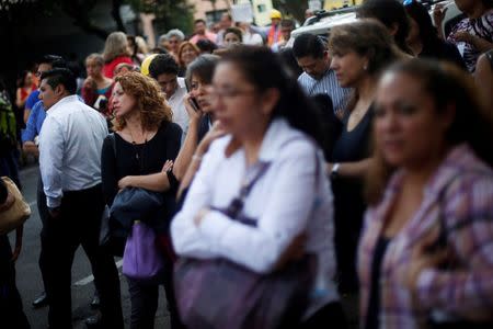 Workers evacuate a building after an earthquake in Mexico City, Mexico, June 27, 2016. REUTERS/Edgard Garrido