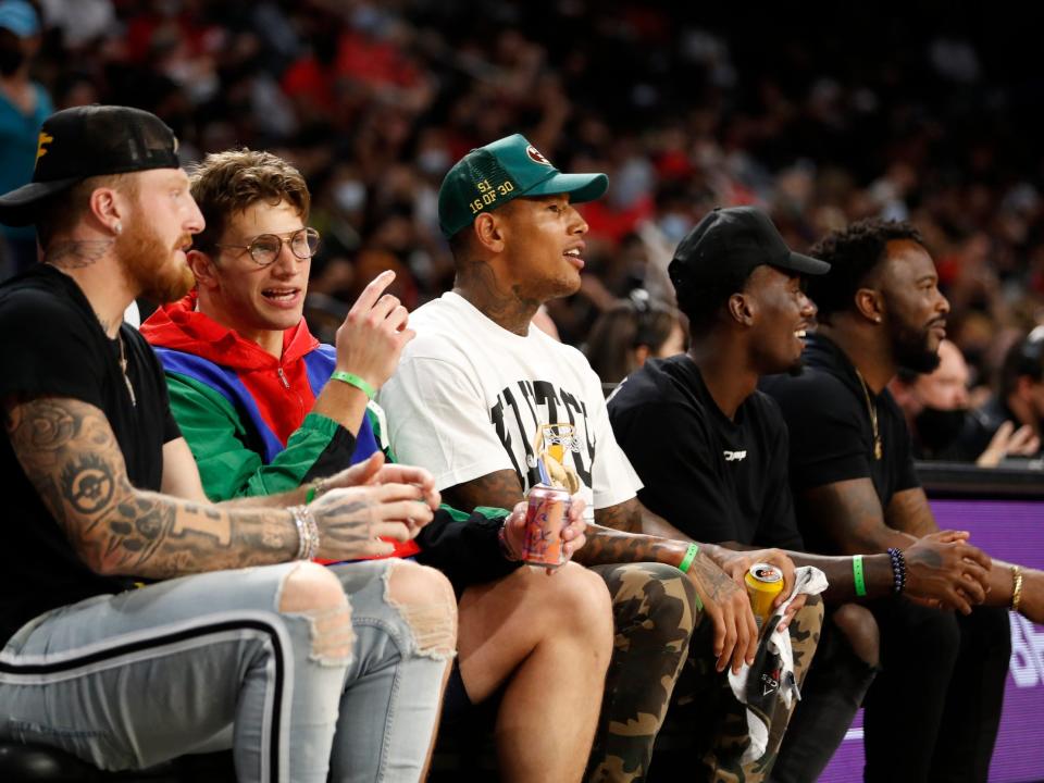 Darren Waller (center) attends a Las Vegas Aces game in September 2021 alongside some of his Raiders teammates.