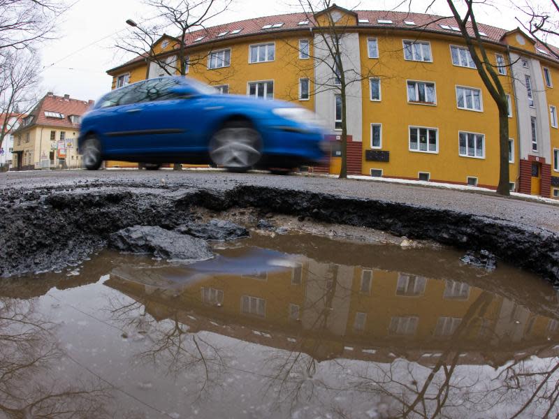 Viele Straßen in Deutschland sind marode. Foto: Patrick Pleul/Archiv