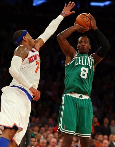 Jeff Green lanza ante Carmelo Anthony en el Knicks-Celtics jugado el sábado 20 de abril en Nueva York. Los Angeles Clippers y Denver Nuggets dieron los primeros golpes en el arranque de los 'playoffs' de la Conferencia Oeste de la NBA, mientras en el Este fueron los New York Knics y los Brooklyn Nets quienes ganaron los primeros partidos de sus eliminatorias. (AFP/Getty Images | Elsa)