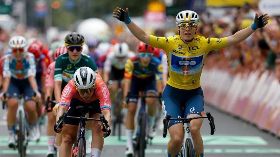 La cycliste néerlandaise Charlotte Kool (à droite) lève les bras pour célébrer après avoir battu Lorena Wiebes (à gauche) pour remporter la deuxième étape du Tour de France Femmes 2024