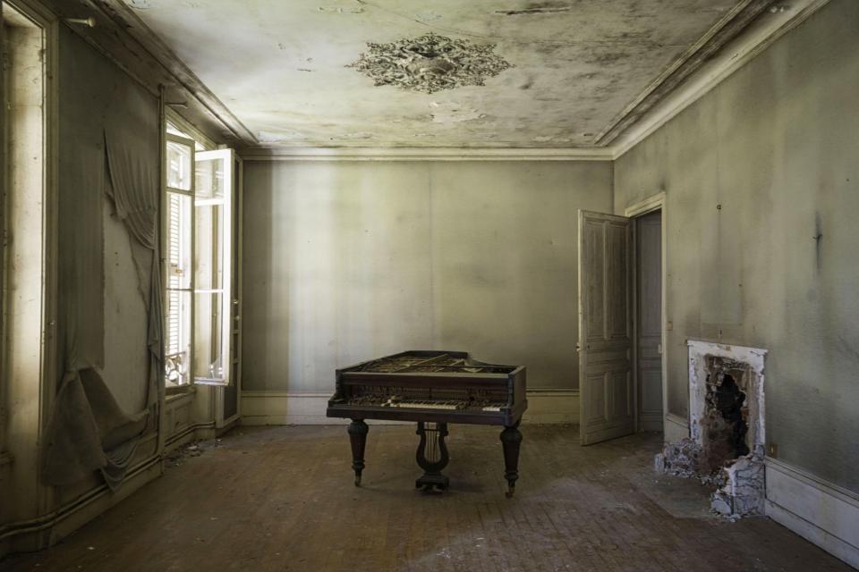 <p>A piano in France. (Photo: Romain Thiery/Caters News) </p>