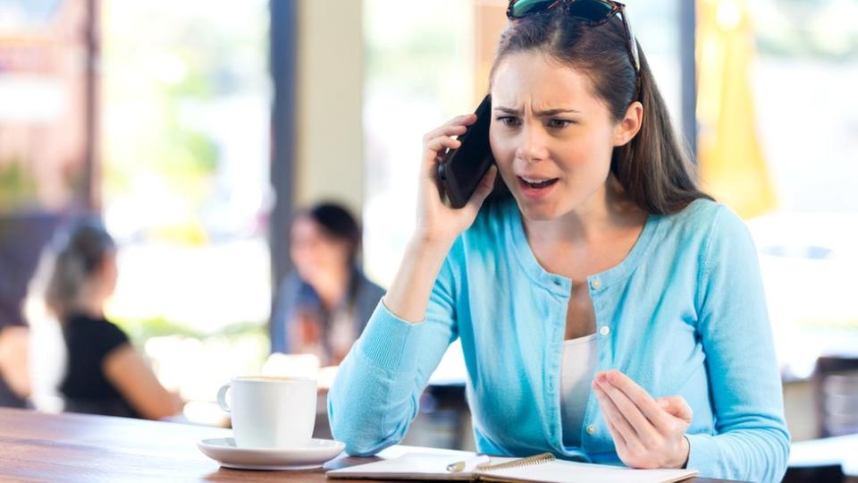 Mujer hablando por teléfono