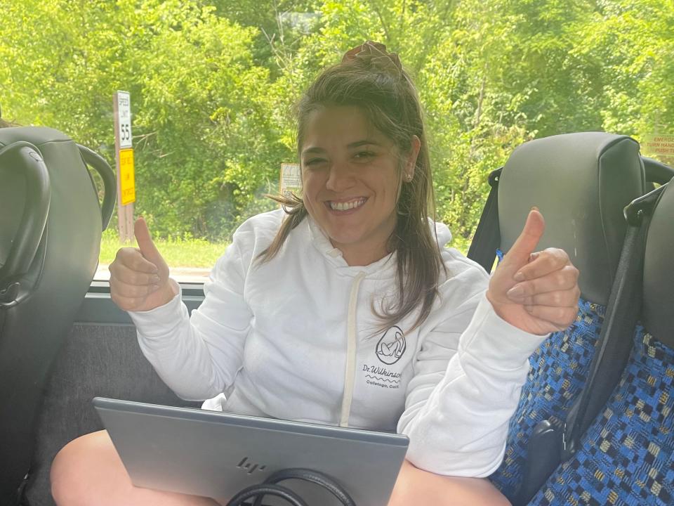 elizabeth posing with her laptop in her lap on a flixbus