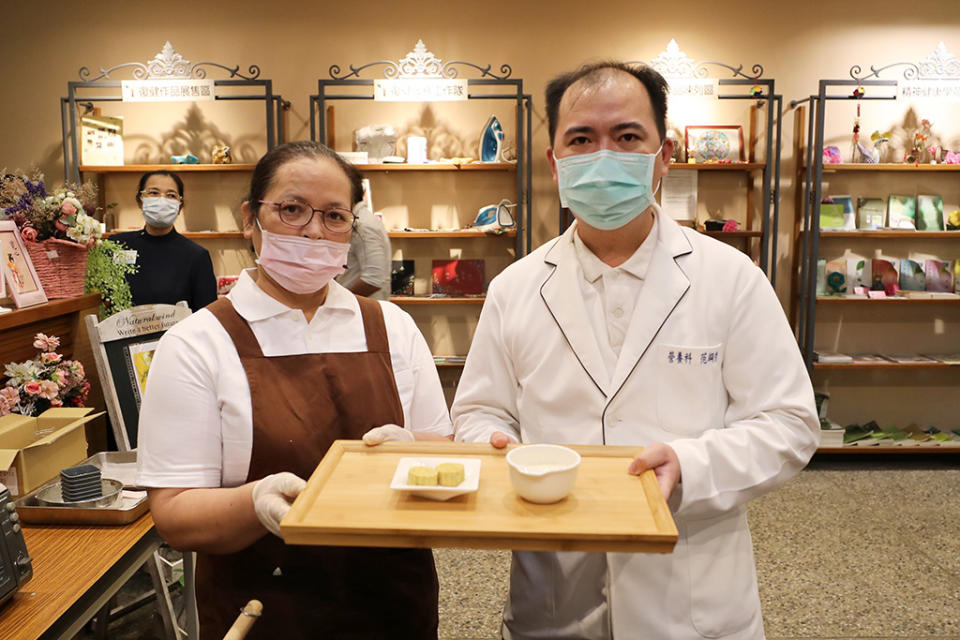 花蓮慈院營養師范綱傑(右)與廚師余春櫻(左)聯手示範以綠豆、燕麥等等高纖、低脂食材，教大家製作健康美味的綠豆燕麥月餅。