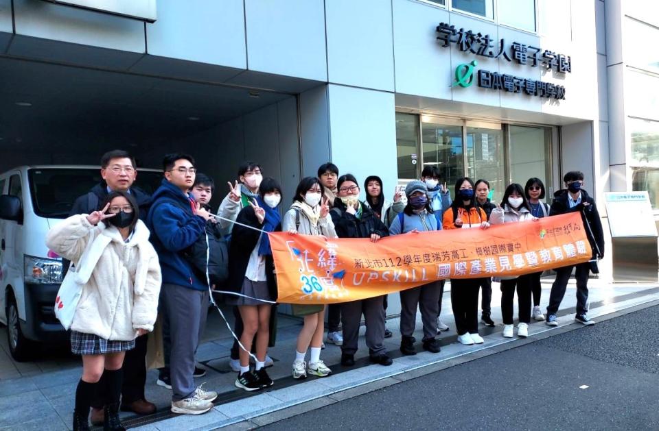日本電子專門學校見學團體照