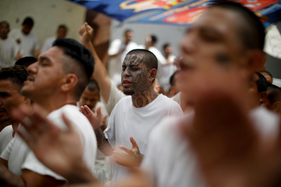 <p>Los reclusos han formado dos grupos religiosos evangélicos en prisión: por un lado Torre Fuerte y por el otro, Trompeta Final. Aqui los primeros durante un oficio religioso (REUTERS). </p>