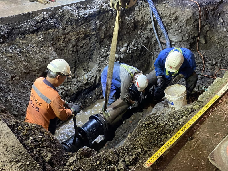 新北板橋自來水管爆裂  漏夜搶修完成更換 新北市板橋區館前西路與南雅南路一段10日下午發生 自來水管破裂情形，怪手將漏水處挖出25平方公尺的 作業空間，向下深挖約4公尺，水公司找到破裂的自 來水管，11日凌晨完成更換作業。 中央社記者黃旭昇新北市攝  113年4月11日 