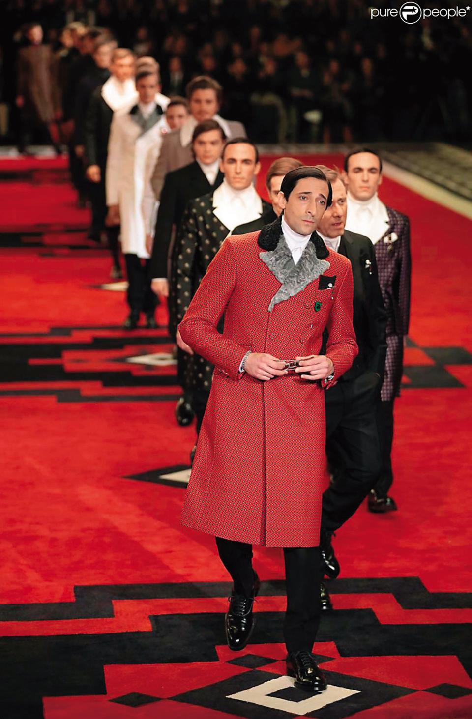 2012年大秀請來奧斯卡影帝布洛迪領軍，展現布爾喬亞階級的品味與偽善。（翻攝自Pure people）