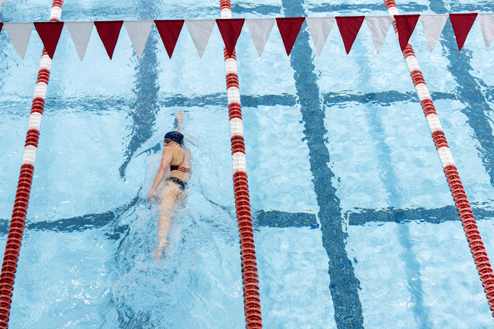 Lia Thomas, mujer transgénero y estudiante y atleta de la Universidad de Pensilvania, realiza ejercicios de calentamiento en una competencia de natación femenina en Boston, el 22 de enero de 2022. (M. Scott Brauer/The New York Times)