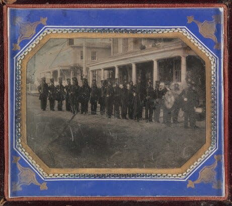 Exeter, New Hampshire, volunteers leaving for the Mexican War]; ca. 1846; Daguerreotype, quarter-plate;