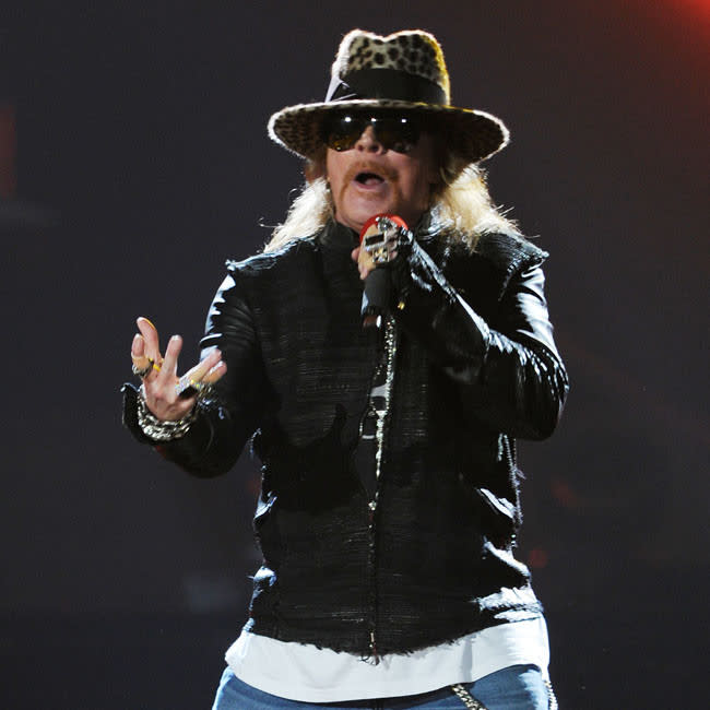 Axl Rose termina con su acción de lanzar el micrófono al final de sus conciertos credit:Bang Showbiz