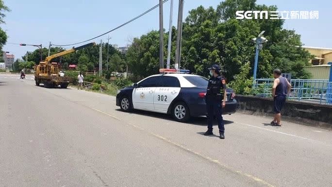 苗栗縣黃女開車不慎衝進菜園被警救出。（圖／翻攝畫面）