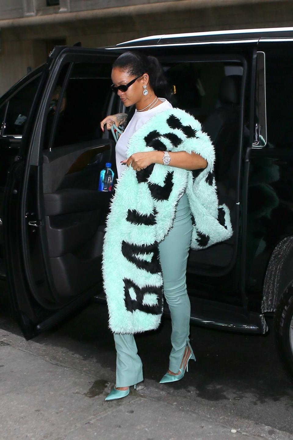 <h1 class="title">Rihanna arriving to Diamond Ball</h1><cite class="credit">Backgrid</cite>