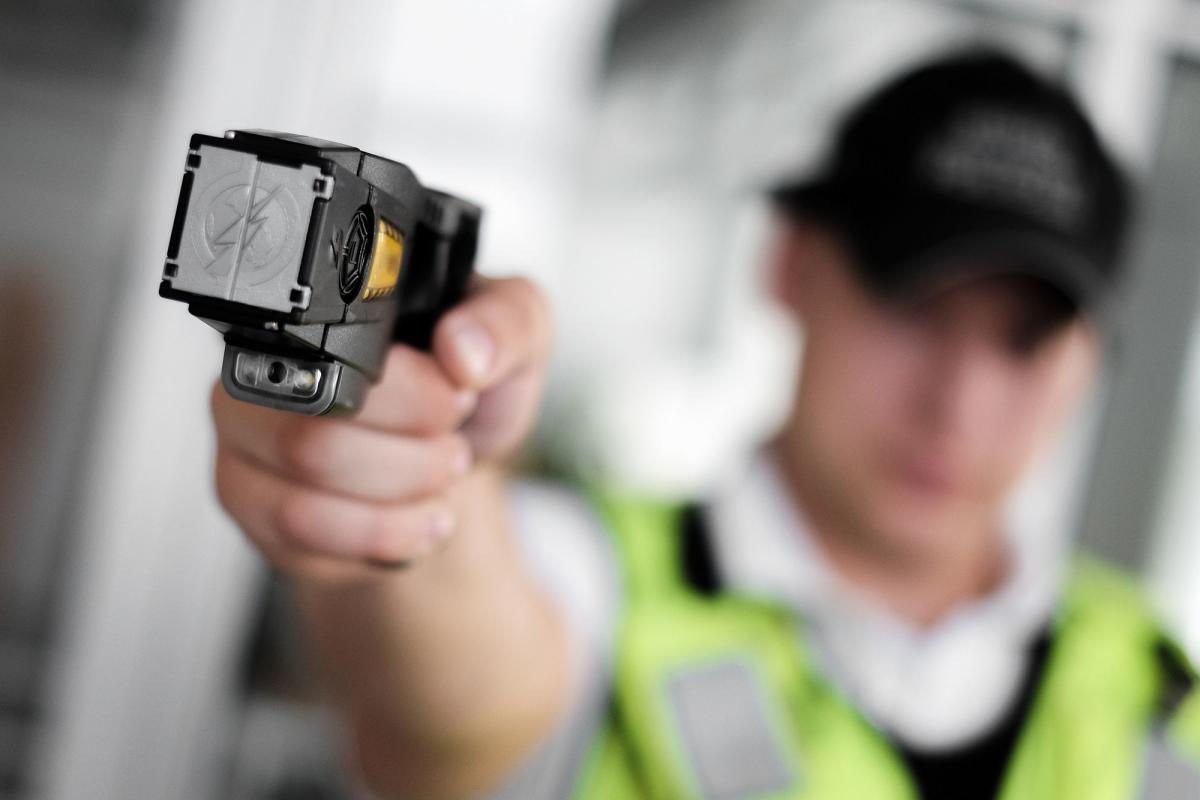 Así funciona la pistola Taser: dos dardos que se clavan y