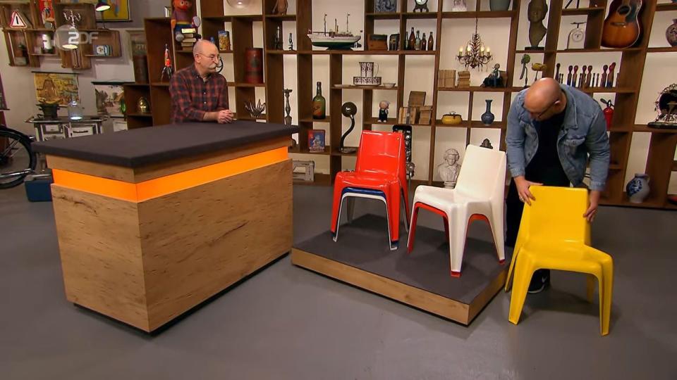 Diese sechs Bofinger-Designerstühle aus der Zeit zwischen 1964 und 1984 schätzte Sven Deutschmanek (rechts) auf 300 bis 420 Euro. (Bild: ZDF)