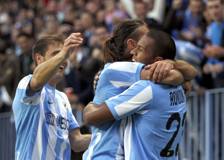 Martín Demichelis y Salomón Rondón se abrazan tras un gol del venezolano en Málaga