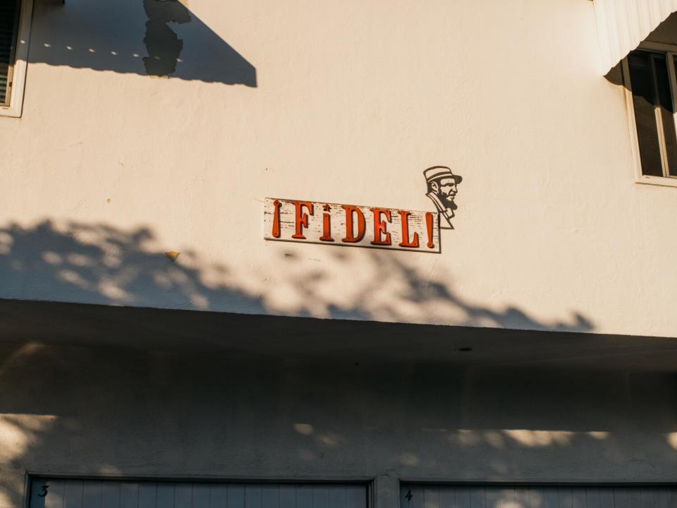Apartment building sign that reads "¡Fidel!"