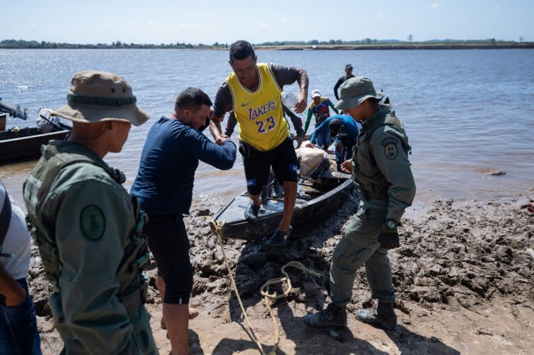 Puerto Guacara en La Paragua, estado Bolívar, Venezuela, el 23 de febrero de 2024, después del colapso de la remota mina ilegal 'Bulla Loca' donde al menos 16 personas murieron tras el desplome de la cantera el 20 de febrero (Ronald PEÑA)